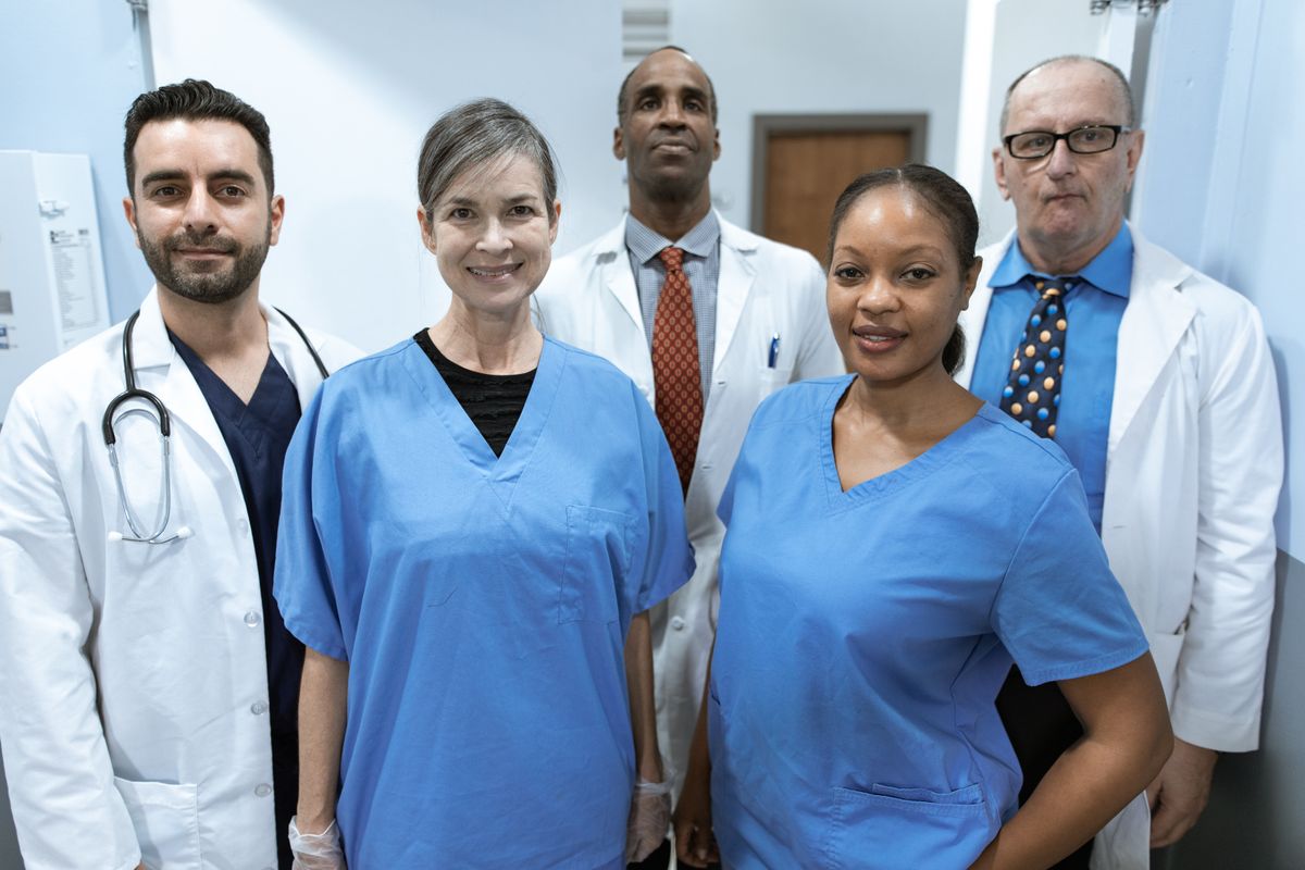 Equipo de médicos y enfermeros en un hospital