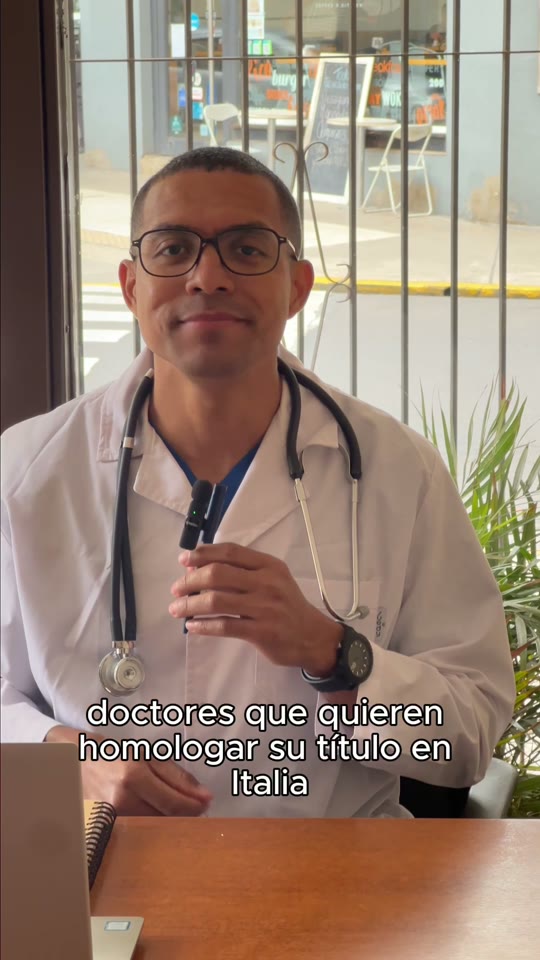 Médico de Publimed explicando el servicio de homologación en Italia